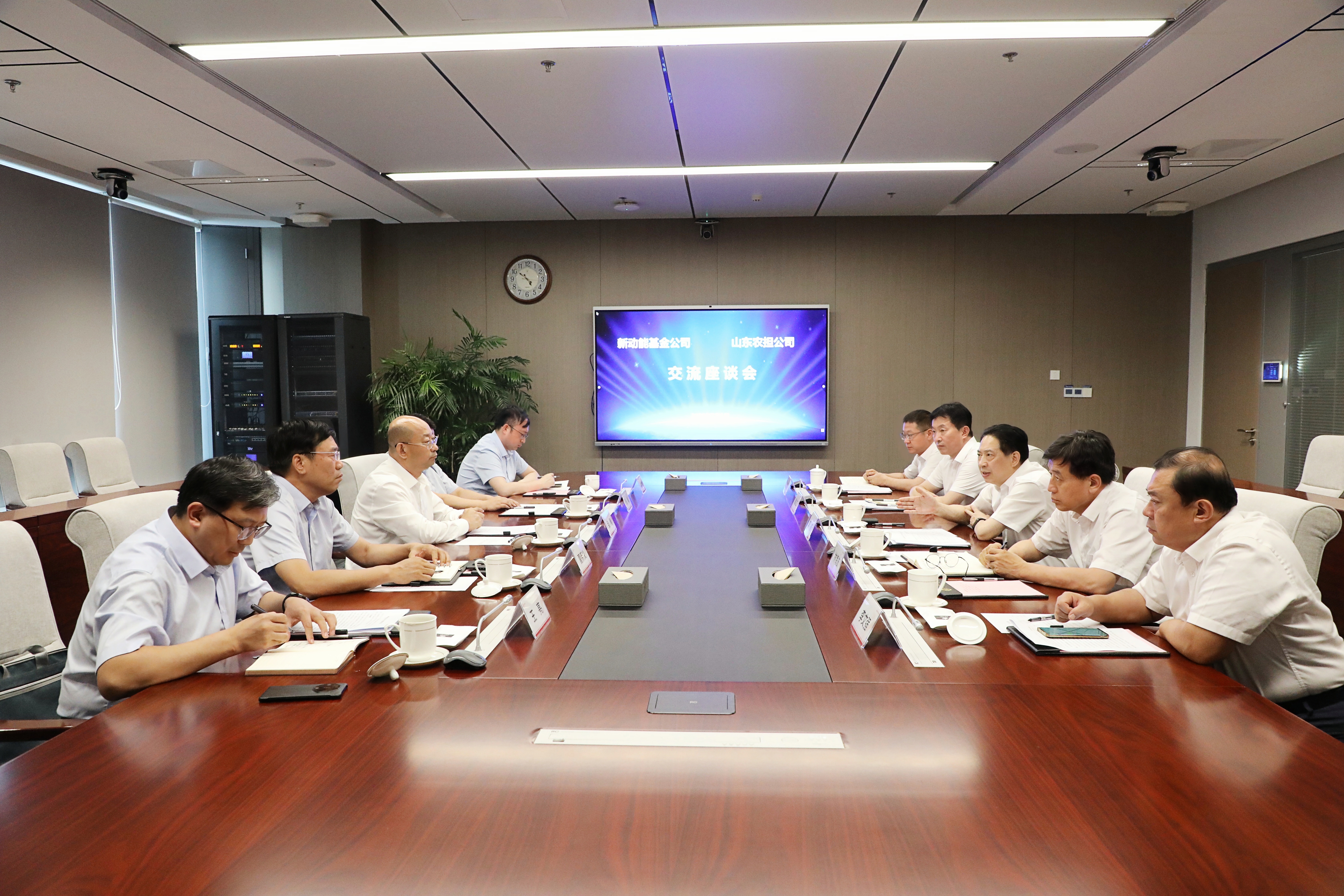 新動能基金公司黨委書記、董事長榮剛一行到公司交流座談